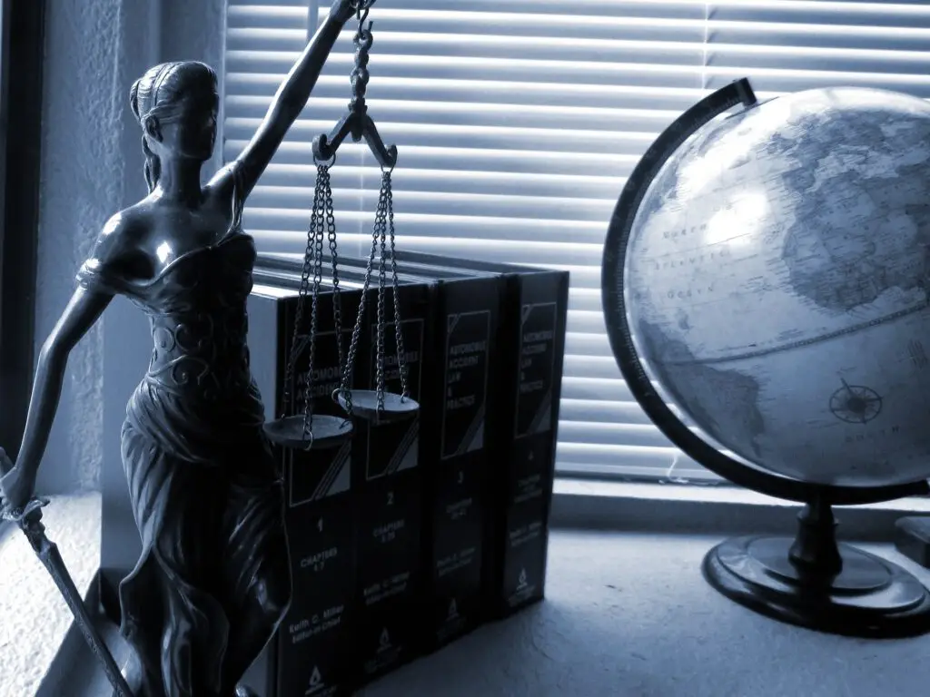 Justizia mit Globus